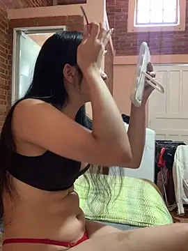 Snapshot of ashleyy20 chatting on 07/18/26, 03:27 ashleyy20 online show from 07/18/26, 03:27
