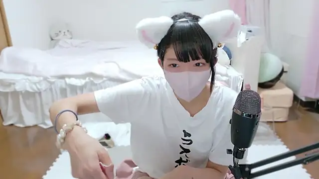 Snapshot of clara_6x9 chatting on 10/12/25, 02:49 clara 6x9 online show from 10/12/25, 02:49