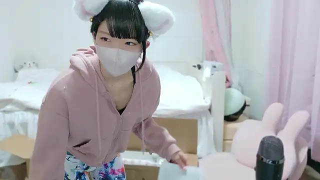 Snapshot of clara_6x9 chatting on 10/14/25, 02:40 clara 6x9 online show from 10/14/25, 02:40