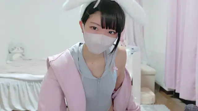 Snapshot of clara_6x9 chatting on 10/29/25, 03:03 clara 6x9 online show from 10/29/25, 03:03