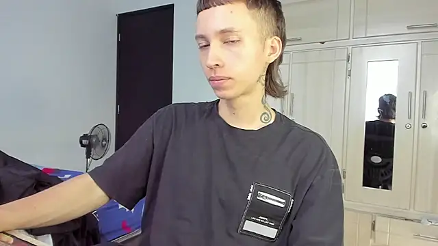 Snapshot of spacehumanz chatting on 12/17/25, 02:23 spacehumanz online show from 12/17/25, 02:23