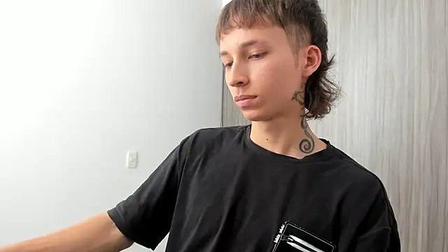 Snapshot of spacehumanz chatting on 02/25/26, 07:01 spacehumanz online show from 02/25/26, 07:01