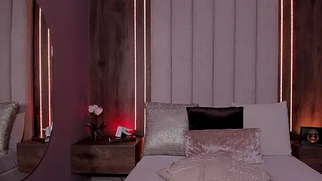 Snapshot of LucySalvatore_ chatting on 07/19/26, 12:58 LucySalvatore online show from 07/19/26, 12:58