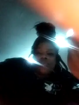 reedroneisha11 online show from 10/18/25, 05:21