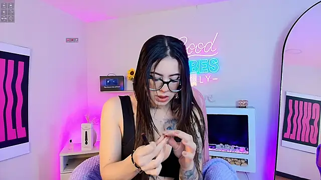 Snapshot of Alice_Vixen chatting on 04/25/26, 12:19 Alice Vixen online show from 04/25/26, 12:19