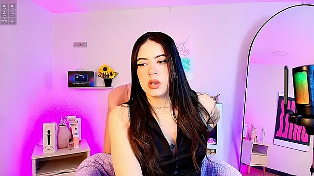 Snapshot of Alice_Vixen chatting on 05/13/26, 12:13 Alice Vixen online show from 05/13/26, 12:13