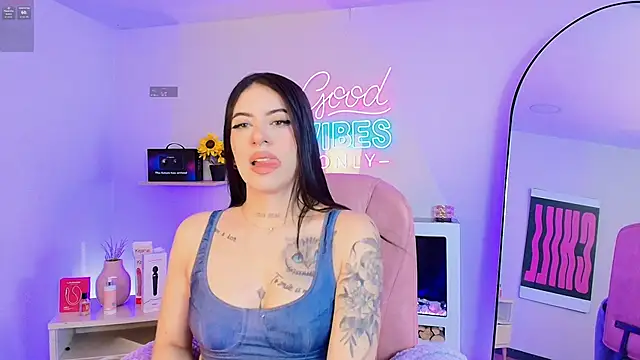 Snapshot of Alice_Vixen chatting on 05/15/26, 12:12 Alice Vixen online show from 05/15/26, 12:12