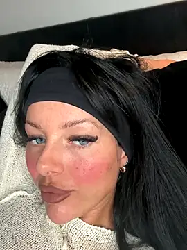 Snapshot of juicylucie chatting on 10/16/25, 10:55 juicylucie online show from 10/16/25, 10:55