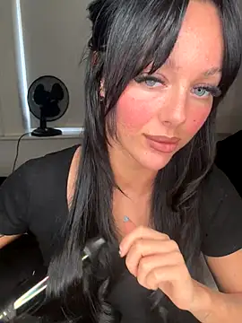 Snapshot of juicylucie chatting on 11/01/25, 11:45 juicylucie online show from 11/01/25, 11:45