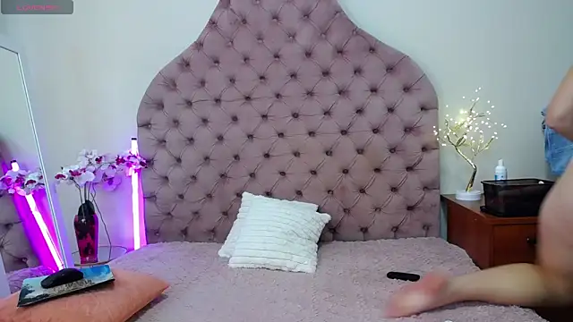 Snapshot of _Agata_ chatting on 09/23/25, 07:11  Agata  online show from 09/23/25, 07:11