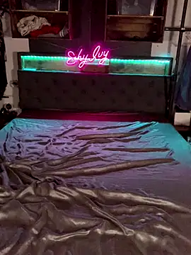 Snapshot of Shy_Ivy chatting on 10/19/25, 08:09 Shy Ivy online show from 10/19/25, 08:09