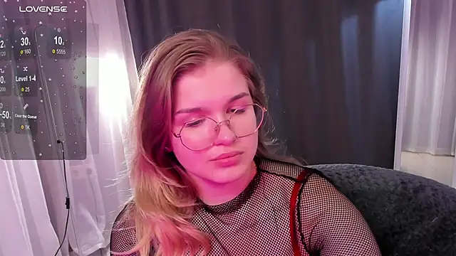 Snapshot of SophieMurrr chatting on 09/17/25, 03:35 SophieMurrr online show from 09/17/25, 03:35