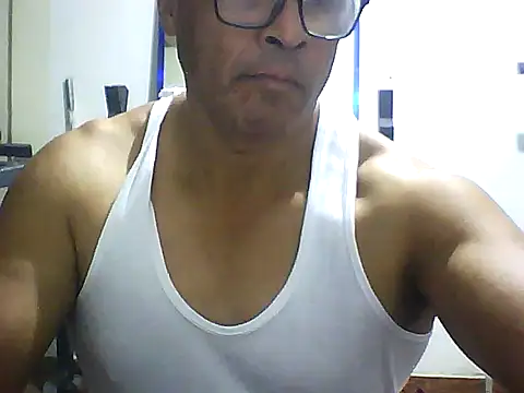 Snapshot of sexigym35 chatting on 10/04/25, 04:10 sexigym35 online show from 10/04/25, 04:10