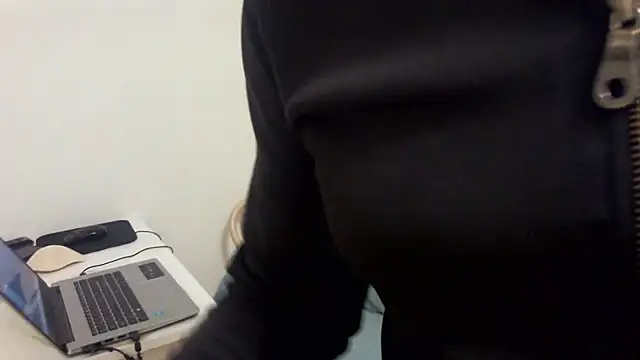 Snapshot of Swegay12-Exhi chatting on 10/28/25, 04:09 Swegay12-Exhi online show from 10/28/25, 04:09