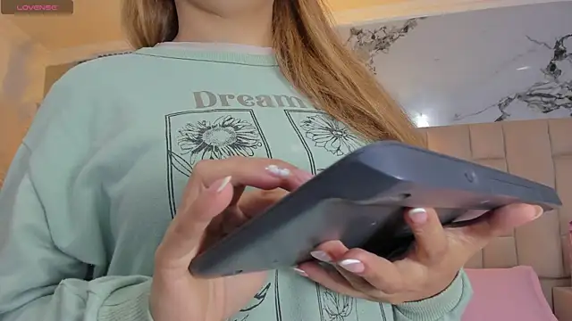 cloesummerr  online show from 03/25/26, 12:55