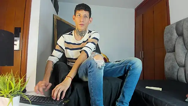Snapshot of Davide_444 chatting on 10/14/25, 01:39 Davide 444 online show from 10/14/25, 01:39