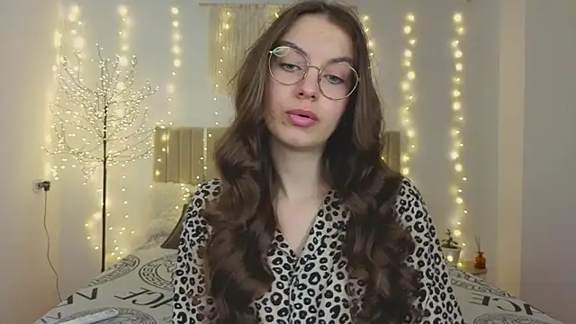 Real cutie1 online show from 12/17/25, 01:28