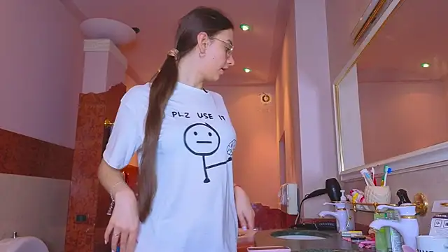 Real cutie1 online show from 12/18/25, 01:50