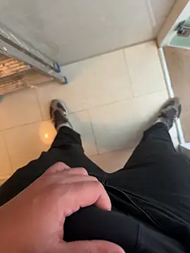 Snapshot of Mrdim26 chatting on 12/18/25, 12:11 Mrdim26 online show from 12/18/25, 12:11