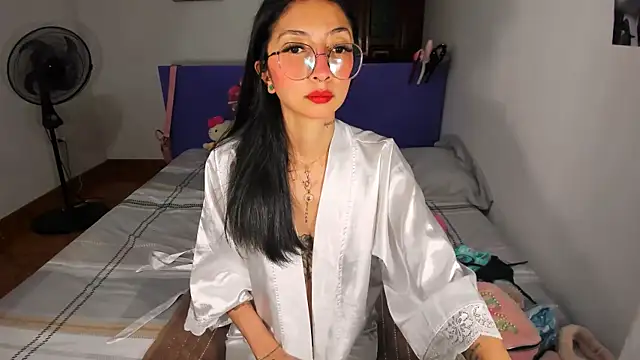 Snapshot of Anais_lux chatting on 05/15/26, 11:01 Anais lux online show from 05/15/26, 11:01