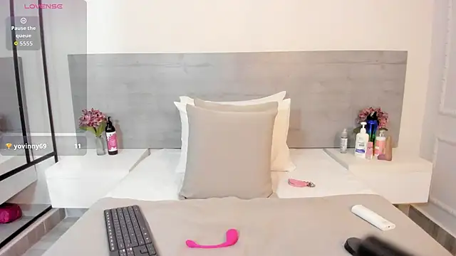 sunnyWhitee online show from 10/08/25, 07:22