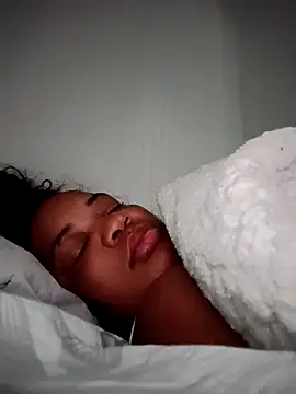 bruna6937 online show from 04/13/26, 09:37