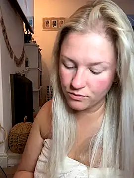 Snapshot of Charleigh_xx chatting on 10/07/25, 08:33 Charleigh xx online show from 10/07/25, 08:33