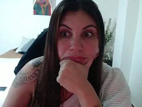 Snapshot of Secret_Bella chatting on 10/12/25, 11:42 Secret Bella online show from 10/12/25, 11:42