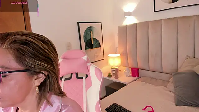 Clhoe Johnson online show from 10/01/25, 02:39