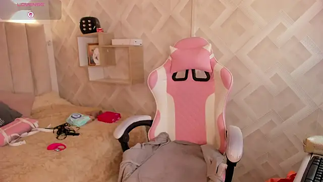 Clhoe Johnson online show from 04/21/26, 12:11