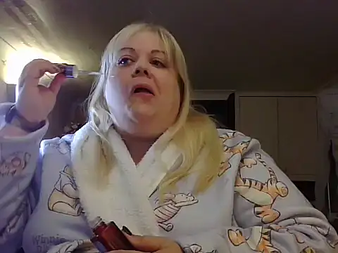 Snapshot of Kinkyhousewife83 chatting on 10/16/25, 10:05 Kinkyhousewife83 online show from 10/16/25, 10:05