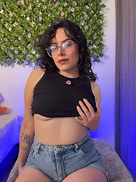 Snapshot of Katheerine chatting on 12/19/25, 01:01 Katheerine online show from 12/19/25, 01:01