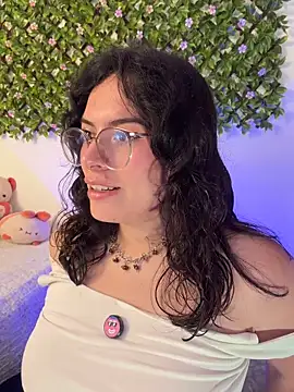 Snapshot of Katheerine chatting on 12/21/25, 01:35 Katheerine online show from 12/21/25, 01:35