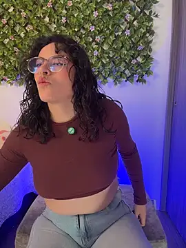 Snapshot of Katheerine chatting on 12/22/25, 01:35 Katheerine online show from 12/22/25, 01:35