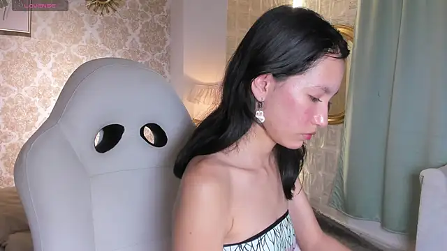 LilyThea online show from 11/16/25, 10:04