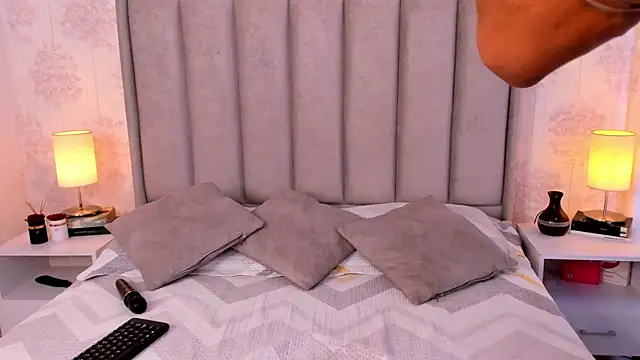 ShaynaHosk online show from 05/20/26, 03:45