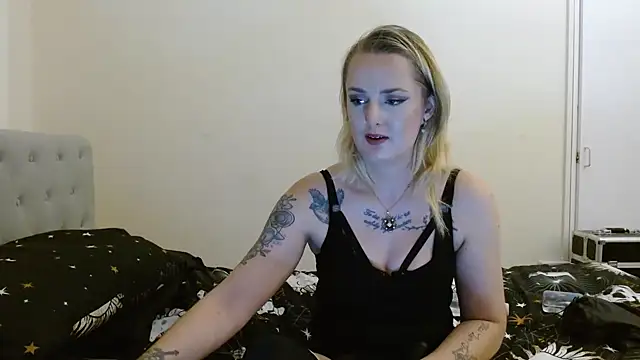 Snapshot of EmiWinters23 chatting on 10/28/25, 09:39 EmiWinters23 online show from 10/28/25, 09:39