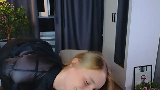 lisa schiele online show from 10/05/25, 08:29