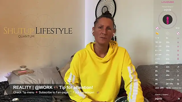 Snapshot of SwingWingWomanSweden chatting on 12/04/25, 11:08 SwingWingWomanSweden online show from 12/04/25, 11:08