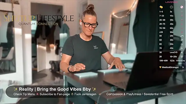 SwingWingWomanSweden online show from 05/25/26, 06:14