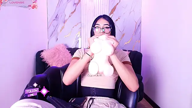 Snapshot of Mhiaa_Sweet chatting on 04/30/26, 12:00 Mhiaa Sweet online show from 04/30/26, 12:00