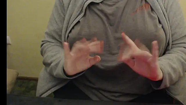 Snapshot of LunoviaXL chatting on 11/12/25, 07:13 LunoviaXL online show from 11/12/25, 07:13