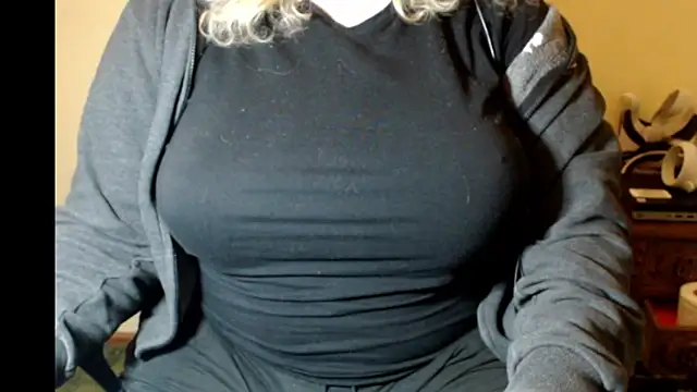 Snapshot of LunoviaXL chatting on 11/20/25, 09:58 LunoviaXL online show from 11/20/25, 09:58