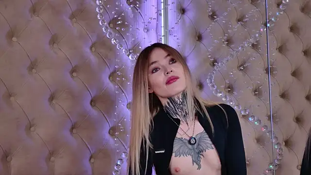 Snapshot of AriWild chatting on 11/15/25, 04:21 AriWild online show from 11/15/25, 04:21