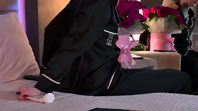 Snapshot of AriWild chatting on 11/26/25, 04:35 AriWild online show from 11/26/25, 04:35