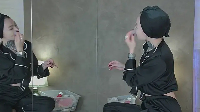 Snapshot of AriWild chatting on 12/01/25, 04:50 AriWild online show from 12/01/25, 04:50