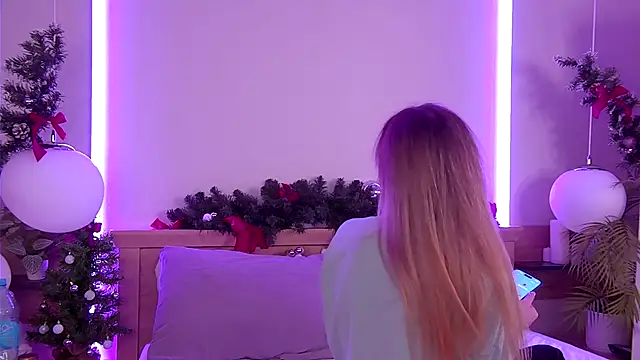 Snapshot of AriWild chatting on 12/23/25, 04:43 AriWild online show from 12/23/25, 04:43