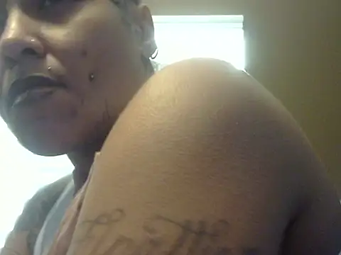 Snapshot of Flossee chatting on 10/06/25, 02:14 Flossee online show from 10/06/25, 02:14