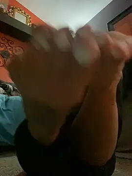 Snapshot of starsaligned chatting on 10/27/25, 05:22 starsaligned online show from 10/27/25, 05:22