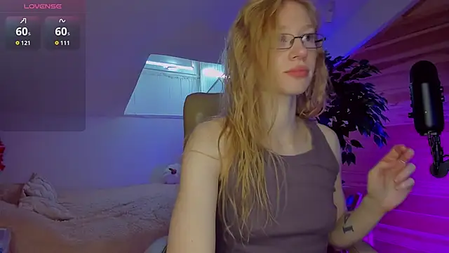 Snapshot of AuroraShoww chatting on 10/17/25, 07:44 AuroraShoww online show from 10/17/25, 07:44